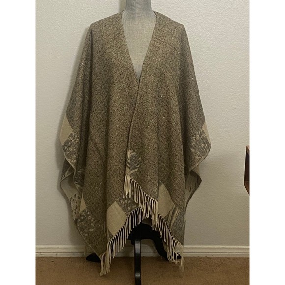 Adrienne Vittadini Reversible Herringbone fringe Shawl/Poncho One size - Picture 1 of 11